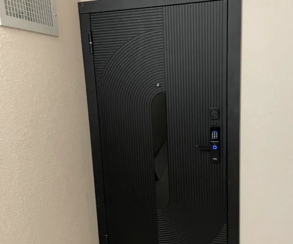 Входная дверь со смарт-замком в Борисове – биометрический замок с отпечатком пальца от Дистар