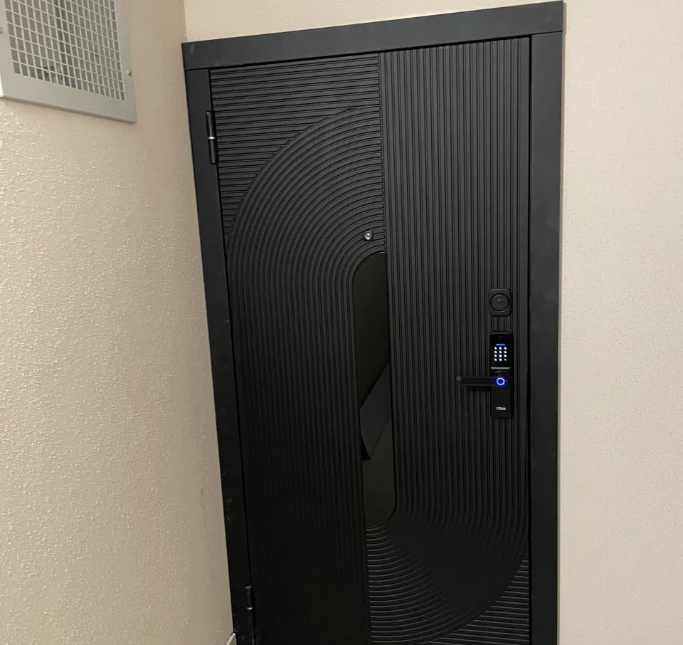 Входная дверь со смарт-замком в Борисове – биометрический замок с отпечатком пальца от Дистар