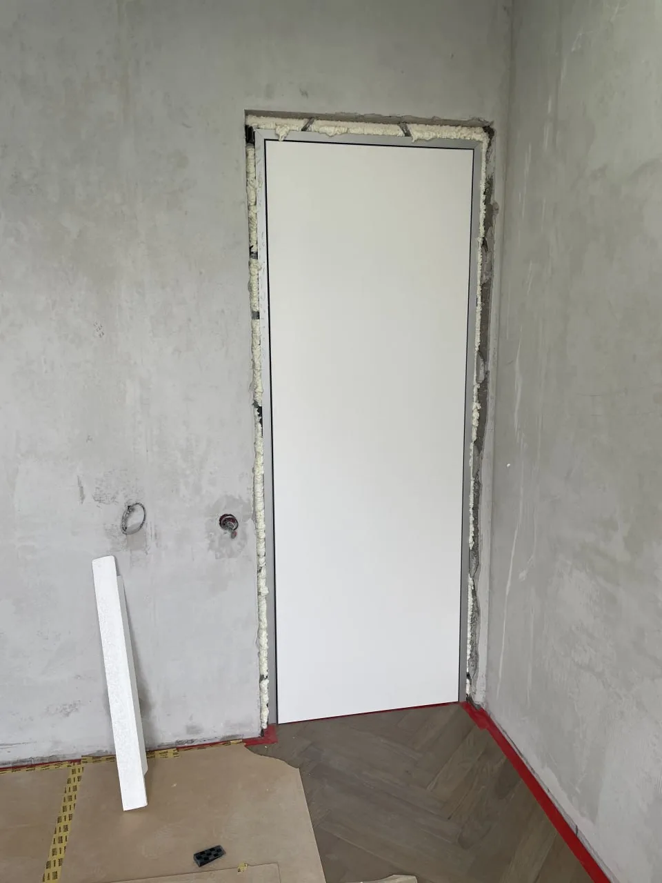 Беспородные двери невидимки в частном доме Борисов – полное слияние со стеной от компании Дистар