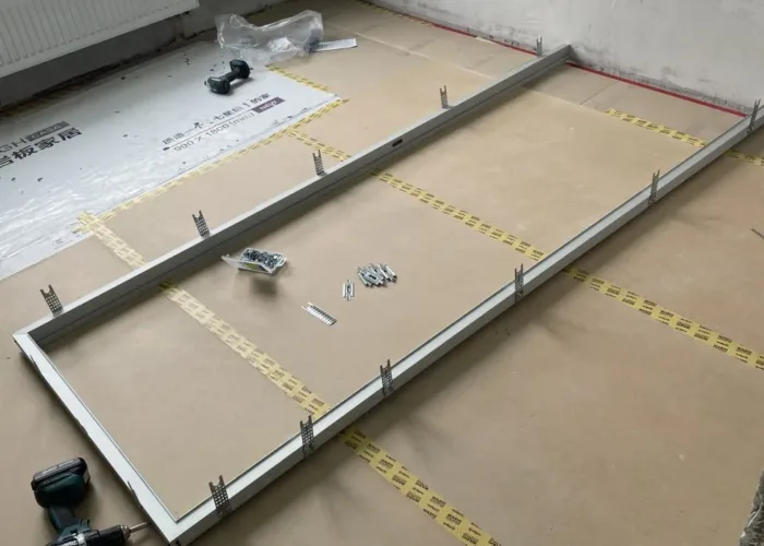 Установка скрытой двери под покраску в Борисове – система скрытого монтажа с алюминиевым профилем