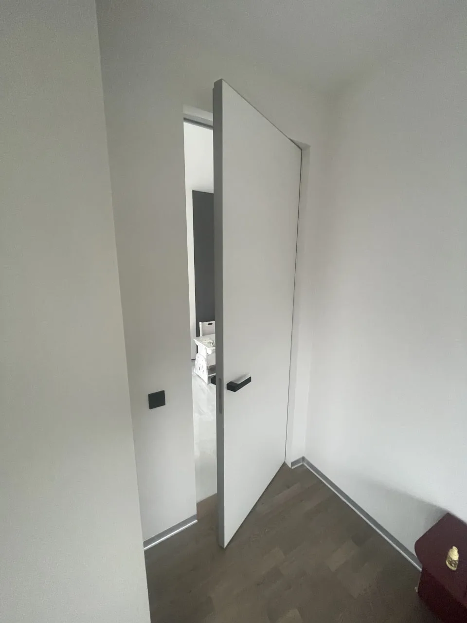 Дверь-невидимка в интерьере квартиры Борисов – скрытый монтаж без наличников от Дистар