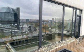 Установка окон ПВХ Rehau Intelio 80 в цвете антрацит в Борисове компанией Дистар