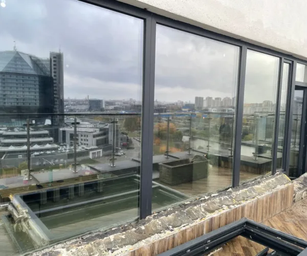 Установка окон ПВХ Rehau Intelio 80 в цвете антрацит в Борисове компанией Дистар