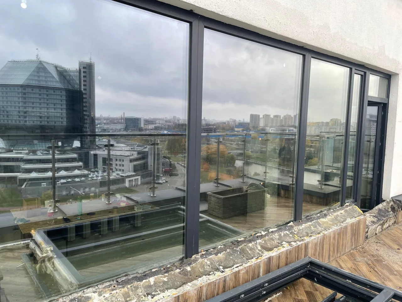 Установка окон ПВХ Rehau Intelio 80 в цвете антрацит в Борисове компанией Дистар