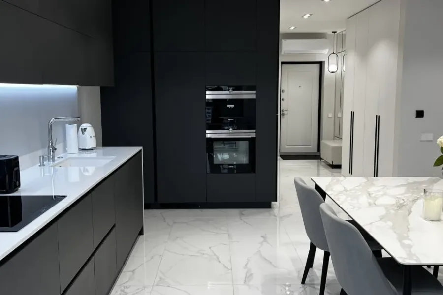 Современная прямая кухня в Борисове – глянцевые фасады и встроенная техника от Дистар