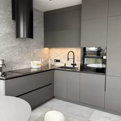 Угловая кухня под заказ в Борисове – эргономичный гарнитур с фрезерованными фасадами