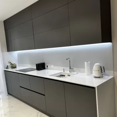 Компактная кухня для малогабаритной квартиры Борисов – максимум хранения на 5 кв м