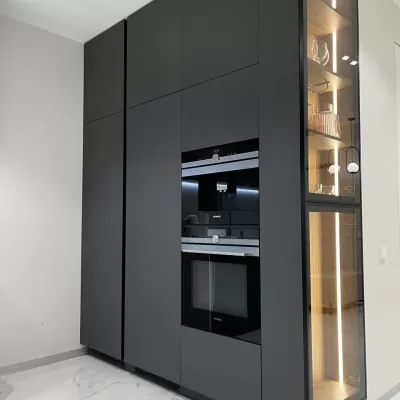 Кухня лофт в Борисове – темный матовый гарнитур и открытые полки под заказ