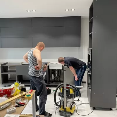 Кухонный гарнитур с островом в загородном доме Борисов – зонирование и функциональность