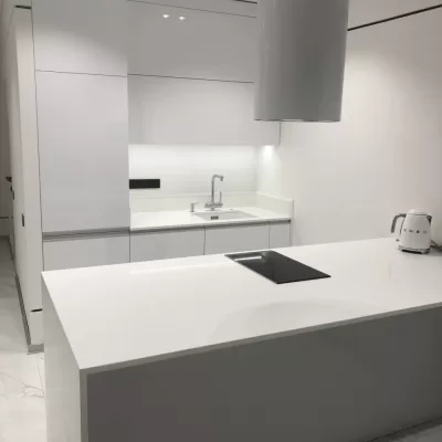 Белая глянцевая кухня в квартире Борисов – визуальное увеличение пространства